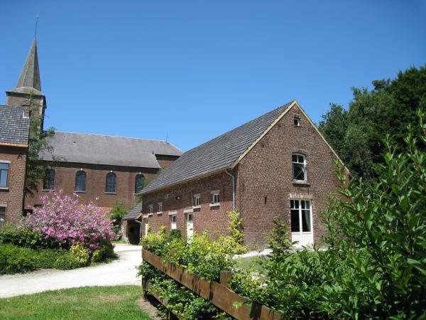 La cour de la ferme de l'église