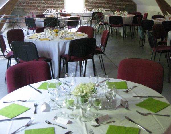 Ferme de l'église, table dressée pour une soirée